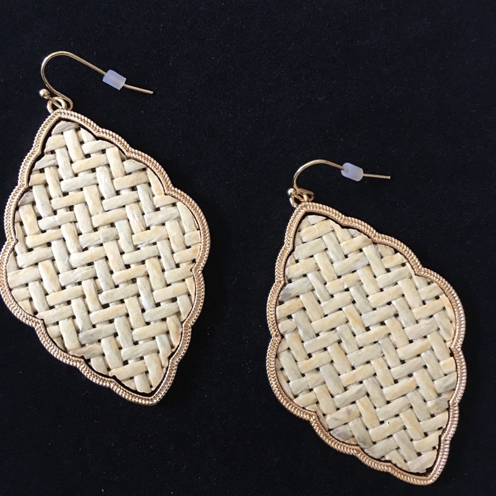 NEW!!  SCALLOPED Straw & Wood Elements Earrings!!
